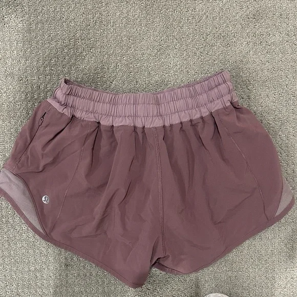 Lululemon Mauve/Pink Hotty Hot Shorts 2.5” Size 4 - Picture 2 of 3